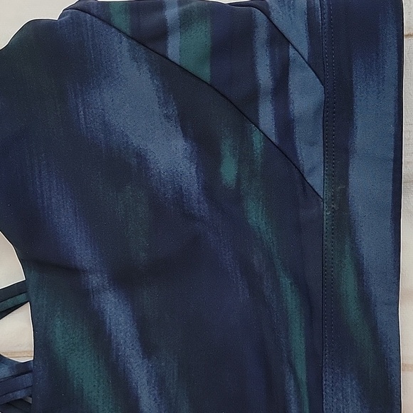 Victoria's Secret On Point Criss Cross Sports Bra size Large Navy Blue and Green - Picture 2 of 5